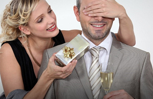 Что подарить мужу на свадьбу: варианты подарков и рекомендации