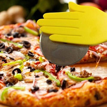 Нож для пиццы  Рука