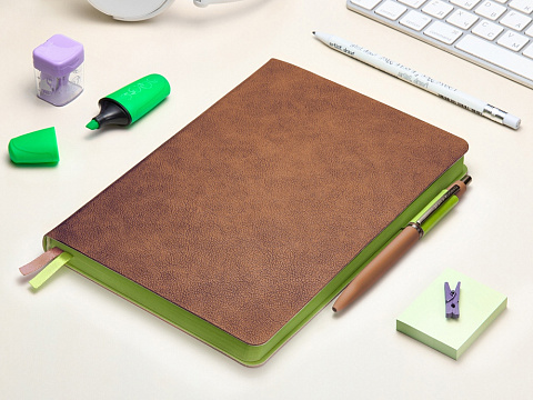 Ежедневник А5 датированный Boston 2026, коричневый с салатовым обрезом - рис 11.